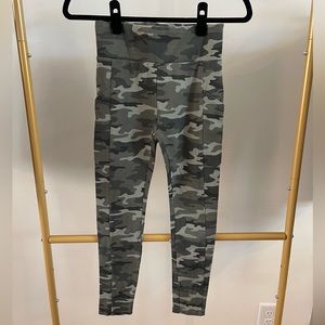Lou & grey camo petite leggings